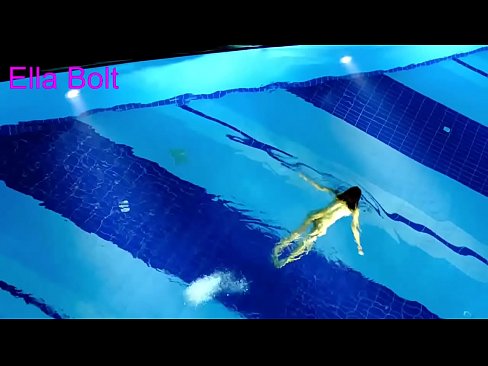 ❤️ Saya tidak bisa berhenti menonton, pirang muda tertangkap basah berenang di kolam resor ELLA BOLT ❤ Video seks di porno id.ru-pp.ru