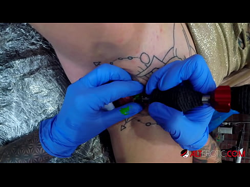 ❤️ Sully Savage yang sangat bertato membuat tato di klitorisnya ❤ Video seks di porno id.ru-pp.ru